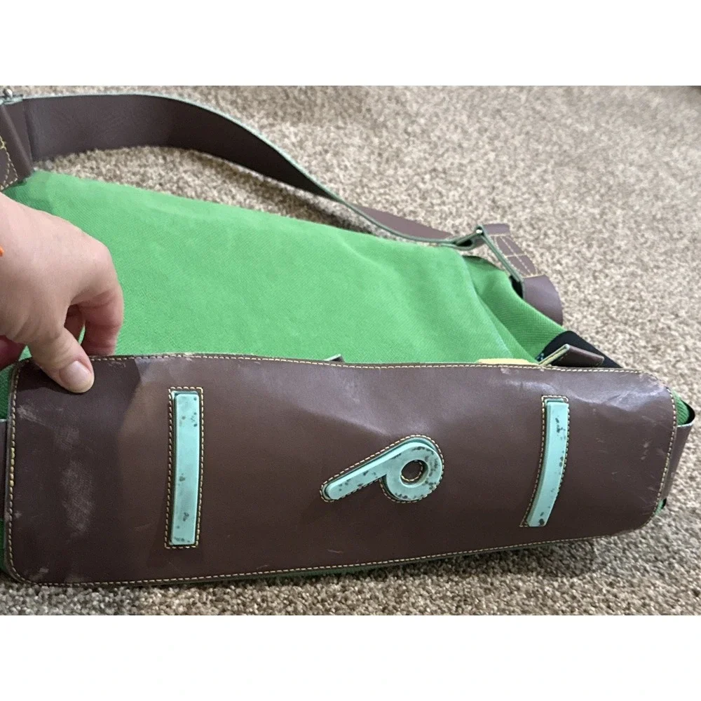 Plank Canvas Kelly Green Messenger Bag Magnet, Buckle, Zip And Snap Closure.Yoga